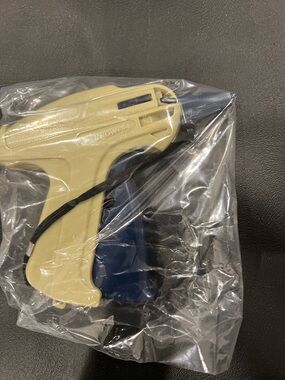 Arrow Beige Tagging and Labelling Gun with Black Grip